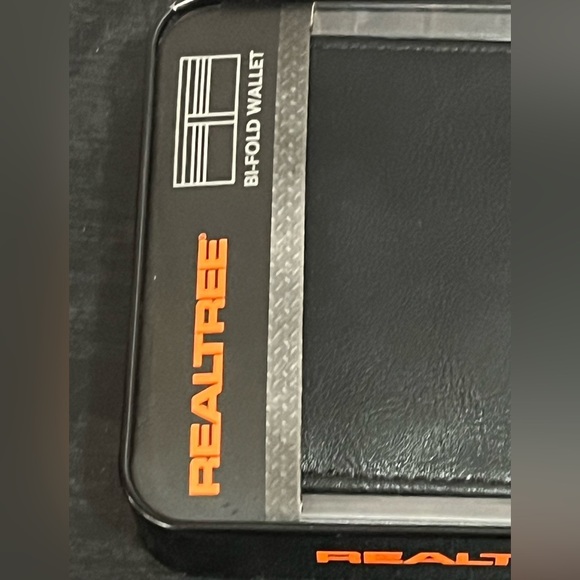 Men’s Realtree Black Bifold Wallet - Picture 2 of 5